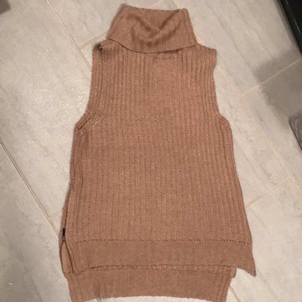 Sleeveless turtleneck sweater